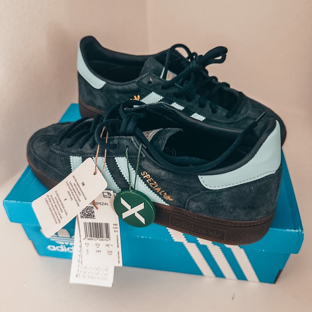 Adidas Spezial Navy Gum US MEN size 6  (W 7-7.5)